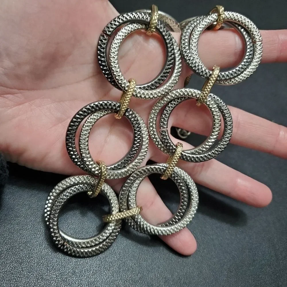 Unbranded interwoven circles